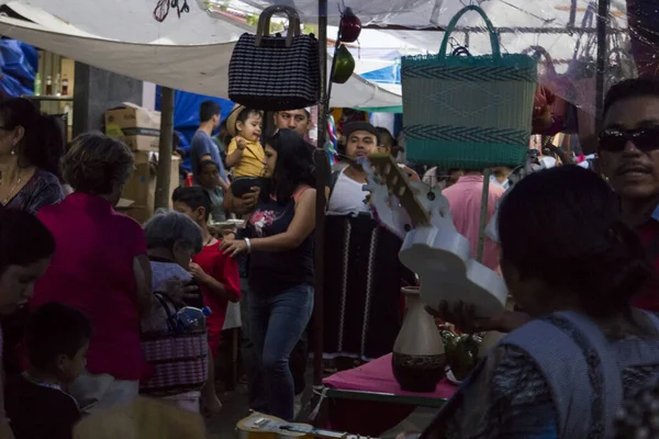 Männer und Frauen gehen in der lokalen Markthalle in yecapixtla morelos während der lokalen Kirmes — Stockfoto