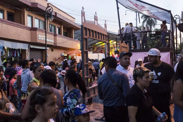 Hombres y mujeres caminando en el mercado local de Yecapixtla Morelos durante la feria local — Foto de Stock
