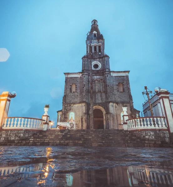 Cuetzalan Del Progreso, Puebla Mexicico.co.cobblestone Kilisesi 'nin önündeki Parroquia de San Francisco de Asís — Stok fotoğraf