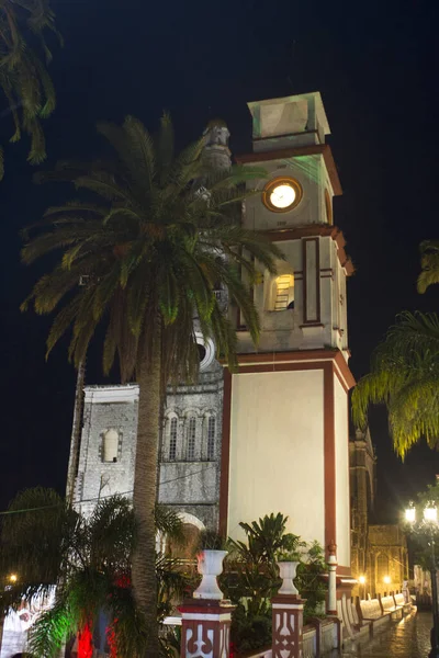 Cuetzalan Del Progreso, Puebla Mexico.calle adoquinada frente a la iglesia Parroquia de San Francisco de Asís — Foto de Stock