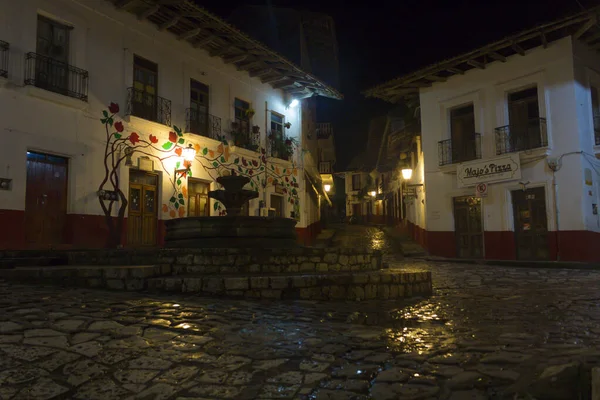 Cuetzalan del Progreso, Puebla, Mexico - 2019: night street in Cuetzalan a small traditional town in the hills north of the state of Puebla. — Stock Photo, Image