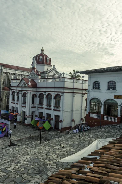 Cuetzalan Del Progreso, Puebla Mexico.cobblestone street front of the church Parroquia de San Francisco de Asís — ストック写真