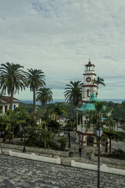 Cuetzalan Del Progreso, Puebla Mexico.cobblestone gatan framför kyrkan Parroquia de San Francisco de Asís — Stockfoto