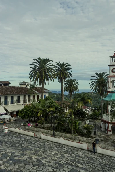 Cuetzalan Del Progreso, Puebla Mexico.cobblestone rua frente da igreja Parroquia de San Francisco de Asís — Fotografia de Stock