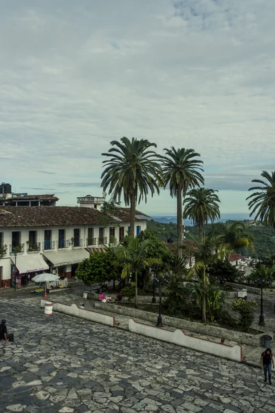 Cuetzalan Del Progreso, Puebla Mexico.cobblestone ulicy przed kościołem Parroquia de San Francisco de Asís — Zdjęcie stockowe