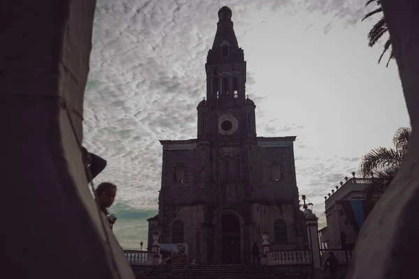 Cuetzalan Del Progreso, Puebla Mexico.calle adoquinada frente a la iglesia Parroquia de San Francisco de Asís —  Fotos de Stock