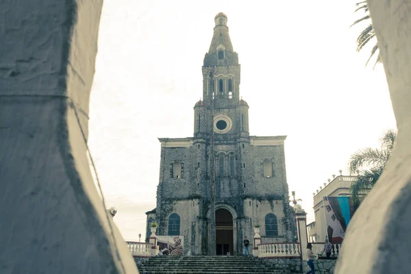 Cuetzalan del Progreso, Puebla mexico.cobblestone street front of the church parroquia de San Francisco de asís — 스톡 사진