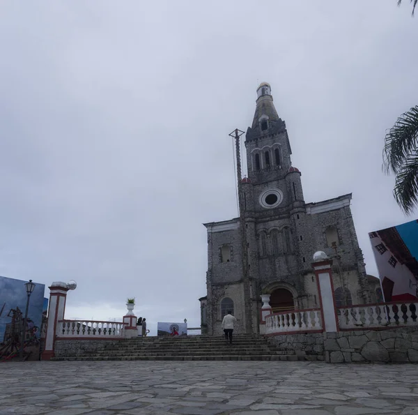 Cuetzalan Del Progreso, Puebla Mexico.cobblestone street front of the church Parroquia de San Francisco de Asís — ストック写真