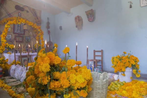 Traditional day of the dead, altar with dead bread, flowers, food and candles. Party celebrated throughout Mexico on October 31, November 1 and 2 — ストック写真