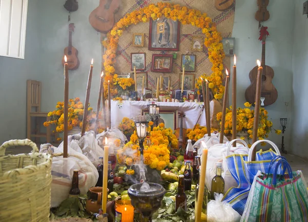 Traditional day of the dead, altar with dead bread, flowers, food and candles. Party celebrated throughout Mexico on October 31, November 1 and 2 — ストック写真