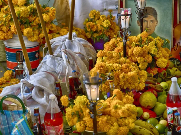 Traditionell dag för de döda, altare med dött bröd, blommor, mat och ljus. Fest firas i hela Mexiko den 31 oktober, 1 november och 2 november — Stockfoto