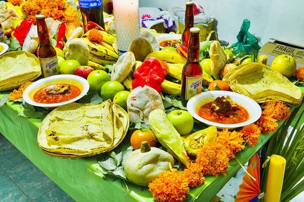 Día tradicional de los muertos, altar con pan muerto, flores, comida y velas. Fiesta celebrada en todo México los días 31 de octubre, 1 y 2 de noviembre — Foto de Stock