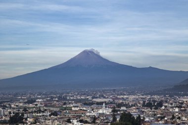 Şehrin panoramik manzarası, Popocatepetl volkanı, Cholula, Puebla, Meksika