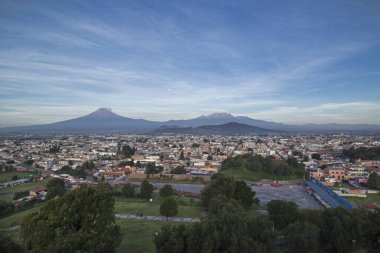 Şehrin panoramik manzarası, Popocatepetl volkanı, Cholula, Puebla, Meksika