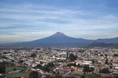 Şehrin panoramik manzarası, Popocatepetl volkanı, San Gabriel Manastırı, dünyanın en büyük arkeolojik alanı olan Büyük Piramidi ile ünlüdür.
