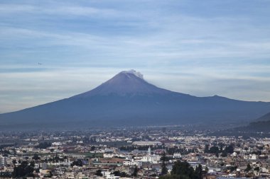 Şehrin panoramik manzarası, Popocatepetl volkanı, Cholula, Puebla, Meksika