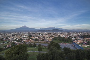 Şehrin panoramik manzarası, Popocatepetl volkanı, Cholula, Puebla, Meksika