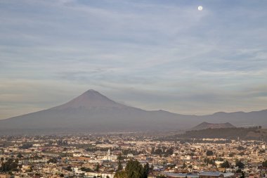 Şehrin panoramik manzarası, Popocatepetl volkanı, Cholula, Puebla, Meksika