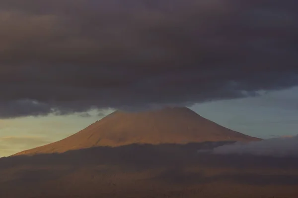 Vulkaan, de Popocatepetl in de ochtend, puebla, mexico — Stockfoto