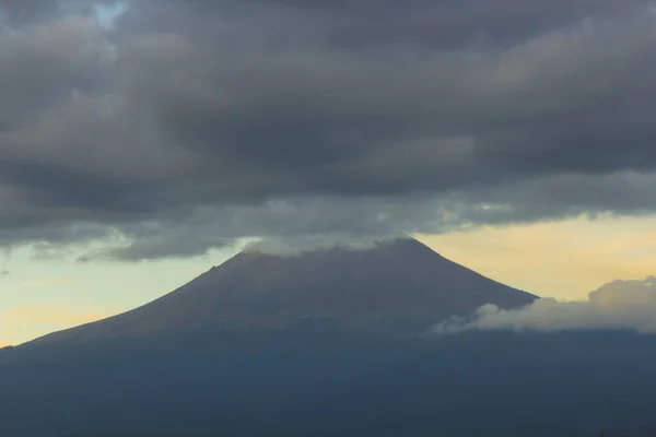 Volcán, El Popocatepetl en la mañana, puebla, mexico — Foto de Stock