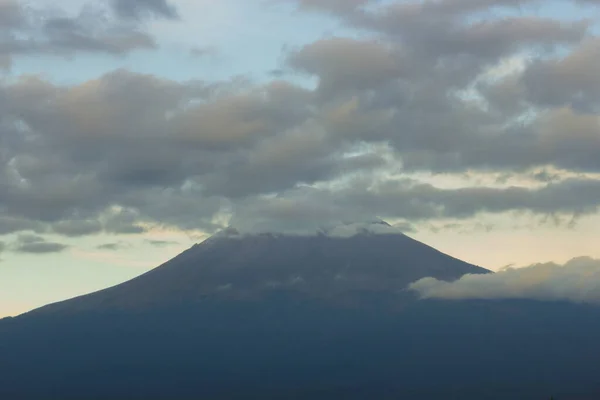 Volcán, El Popocatepetl en la mañana, puebla, mexico — Foto de Stock