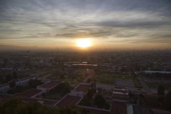 Amanecer, vista panorámica de la ciudad de San Andrés Cholula Puebla, México — Foto de Stock