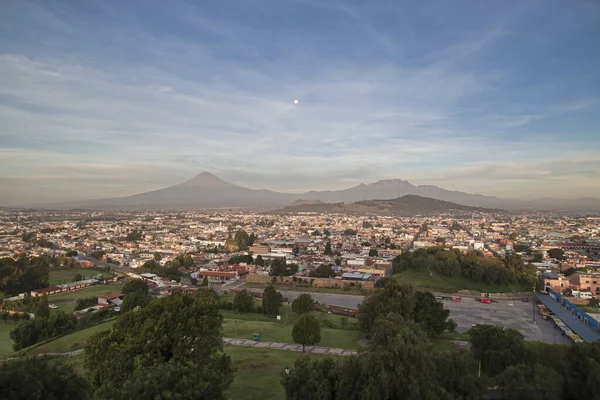 Vista panorâmica da cidade, vulcão Popocatepetl, Convento de San Gabriel, a cidade é famosa por sua Grande Pirâmide, o maior sítio arqueológico do mundo em sua base — Fotografia de Stock