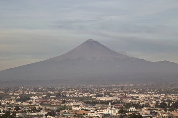 Vista panorámica de la ciudad, volcán Popocatepetl, convento de San Gabriel, la ciudad es famosa por su Gran Pirámide, el sitio arqueológico más grande del mundo en su base — Foto de Stock