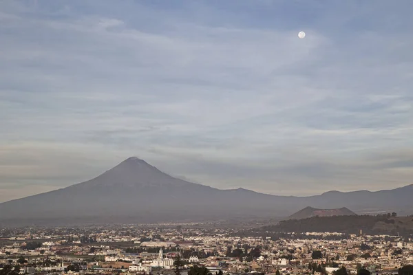 Vista panorâmica da cidade, vulcão Popocatepetl, Convento de San Gabriel, a cidade é famosa por sua Grande Pirâmide, o maior sítio arqueológico do mundo em sua base — Fotografia de Stock