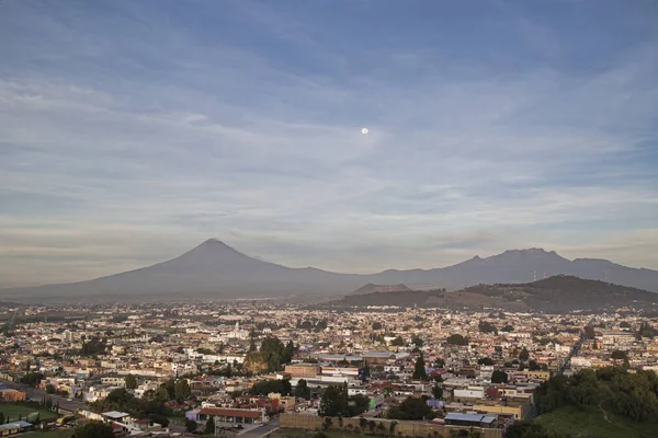 Vista panorámica de la ciudad, volcán Popocatepetl, convento de San Gabriel, la ciudad es famosa por su Gran Pirámide, el sitio arqueológico más grande del mundo en su base — Foto de Stock