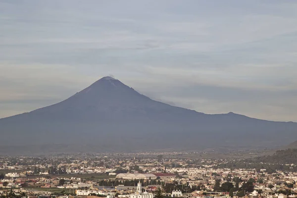 Vista panorámica de la ciudad, volcán Popocatepetl, convento de San Gabriel, la ciudad es famosa por su Gran Pirámide, el sitio arqueológico más grande del mundo en su base —  Fotos de Stock