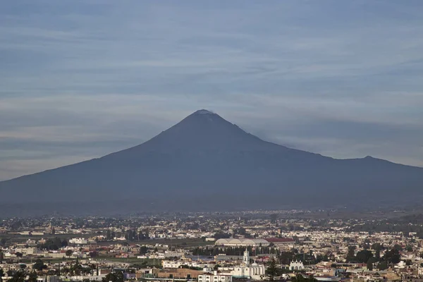 Panorámás kilátás nyílik a városra, Popocatepetl vulkán, San Gabriel kolostor, a város híres a Nagy Piramis, a legnagyobb régészeti lelőhely a világon a bázis — Stock Fotó