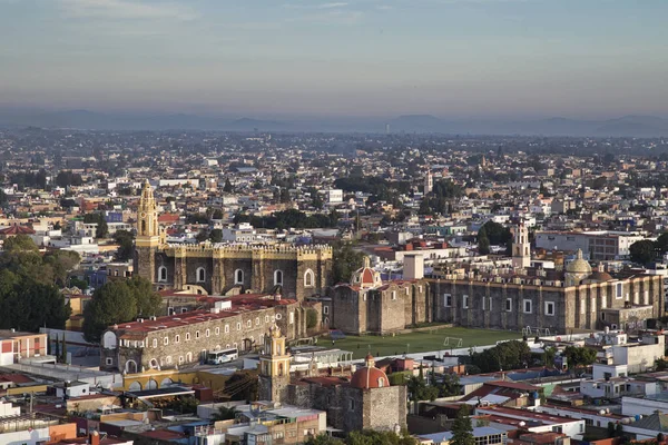 Panoramablick auf die Stadt, Popokatepetl Vulkan, San Gabriel Kloster, die Stadt ist berühmt für ihre große Pyramide, die größte archäologische Stätte der Welt an ihrem Fuße — Stockfoto