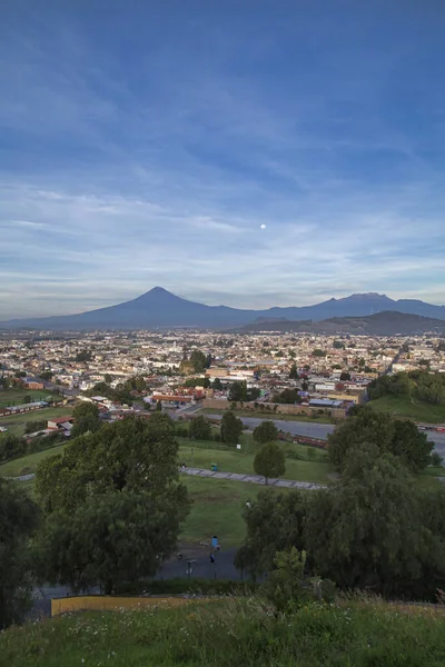 Vista panorámica de la ciudad, volcán Popocatepetl, convento de San Gabriel, la ciudad es famosa por su Gran Pirámide, el sitio arqueológico más grande del mundo en su base — Foto de Stock
