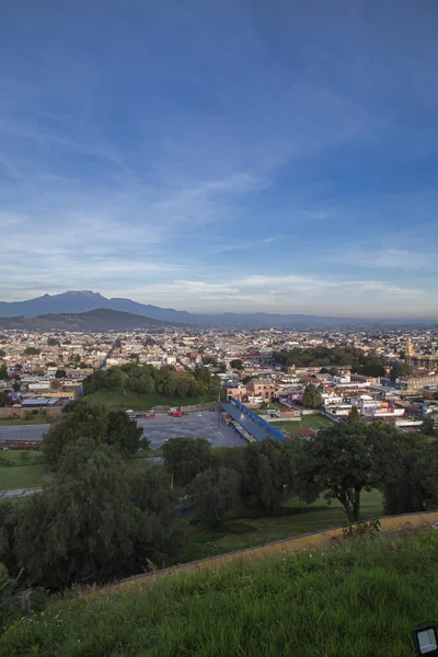Panoramautsikt over byen, Popocatepetl vulkan, San Gabriel kloster, byen er kjent for sin store pyramide, det største arkeologiske funnsted i verden ved dens fundament. – stockfoto