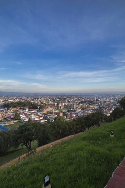 Panoramisch uitzicht op de stad, Popocatepetl vulkaan, San Gabriel klooster, de stad is beroemd om zijn Grote Piramide, de grootste archeologische site ter wereld aan de voet — Stockfoto