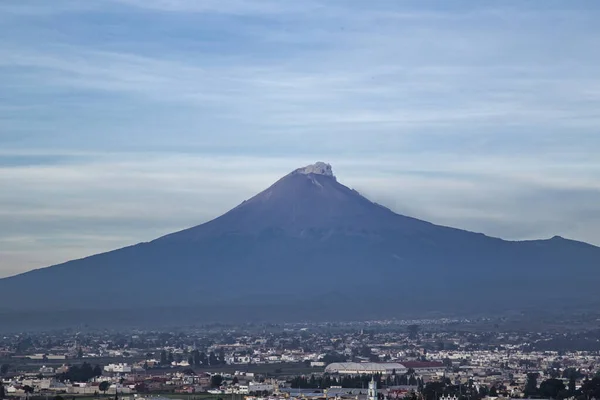 Vista panorámica de la ciudad, volcán Popocatepetl, Cholula, Puebla, México — Foto de Stock