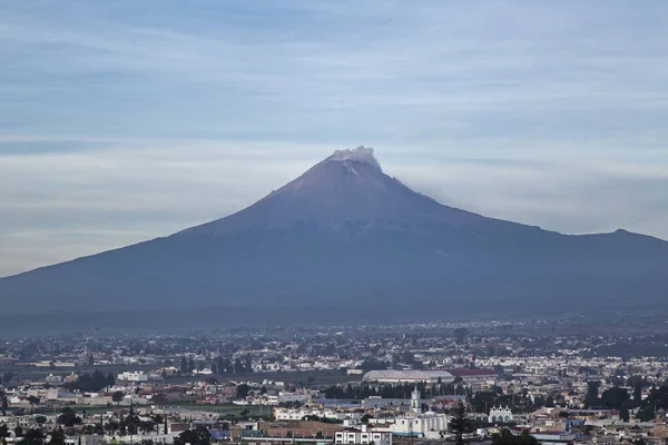 Vista panorámica de la ciudad, volcán Popocatepetl, Cholula, Puebla, México — Foto de Stock