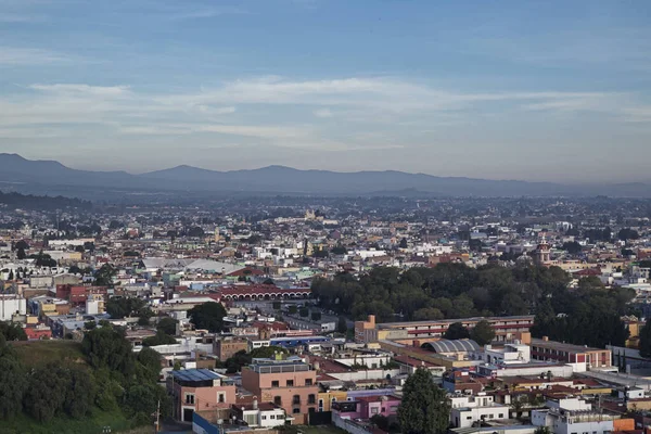 Vista panorâmica da cidade, vulcão Popocatepetl, Convento de San Gabriel, a cidade é famosa por sua Grande Pirâmide, o maior sítio arqueológico do mundo em sua base — Fotografia de Stock