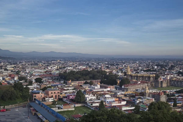 Vista panorámica de la ciudad, volcán Popocatepetl, convento de San Gabriel, la ciudad es famosa por su Gran Pirámide, el sitio arqueológico más grande del mundo en su base — Foto de Stock