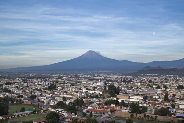 Panoramatický výhled na město, sopka Popocatepetl, klášter San Gabriel, město je známé pro svou Velkou pyramidu, největší archeologické naleziště na světě na jeho základně — Stock fotografie