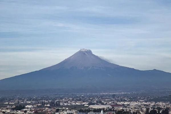 Vista panorámica de la ciudad, volcán Popocatepetl, Cholula, Puebla, México — Foto de Stock