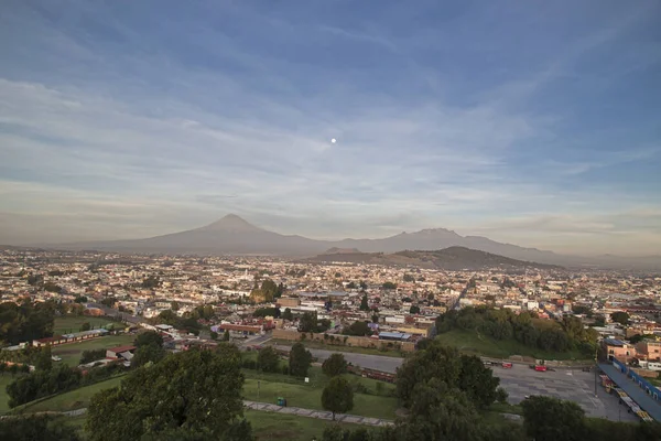 Vista panorámica de la ciudad, volcán Popocatepetl, Cholula, Puebla, México — Foto de Stock