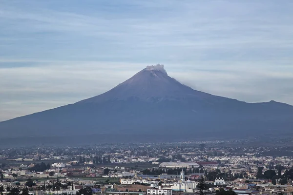 Panoramic view of the city, Popocatepetl volcano, Cholula, Puebla, Mexico — Stock Photo, Image