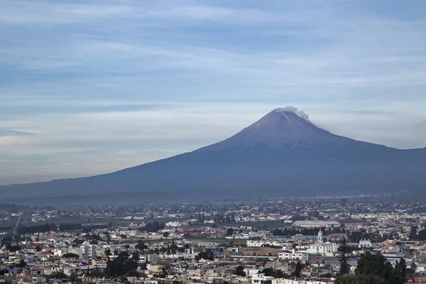 Πανοραμική θέα της πόλης, Popocatepetl ηφαίστειο, Cholula, Puebla, Μεξικό — Φωτογραφία Αρχείου