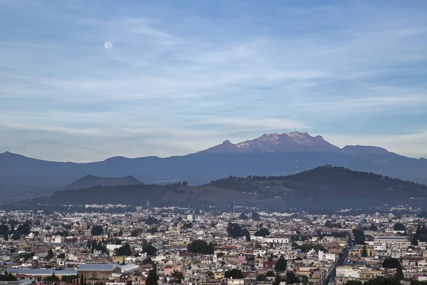 Vista panorámica de la ciudad, volcán Popocatepetl, Cholula, Puebla, México — Foto de Stock