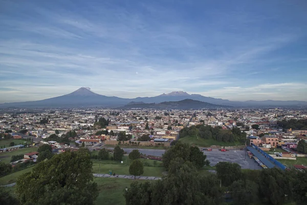 Мбаппе вид на город, вулкан Попокатепетль, Чолула, Пуэбла, Мексика — стоковое фото