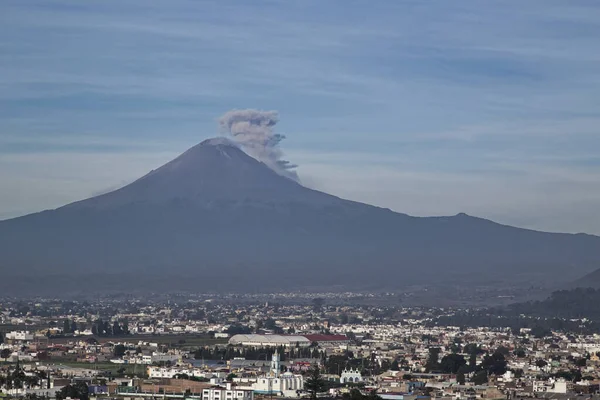 Πανοραμική θέα της πόλης, Popocatepetl ηφαίστειο, Cholula, Puebla, Μεξικό — Φωτογραφία Αρχείου