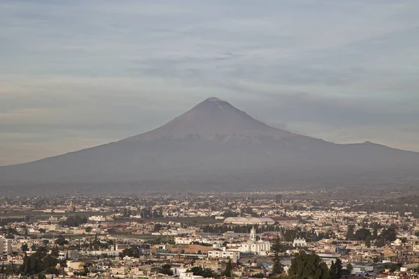 Vista panorámica de la ciudad, volcán Popocatepetl, Cholula, Puebla, México — Foto de Stock