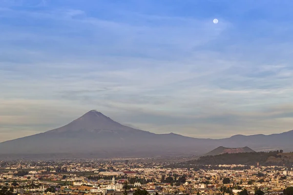 Panoramisch uitzicht over de stad, vulkaan Popocatepetl, Cholula, Puebla, Mexico — Stockfoto